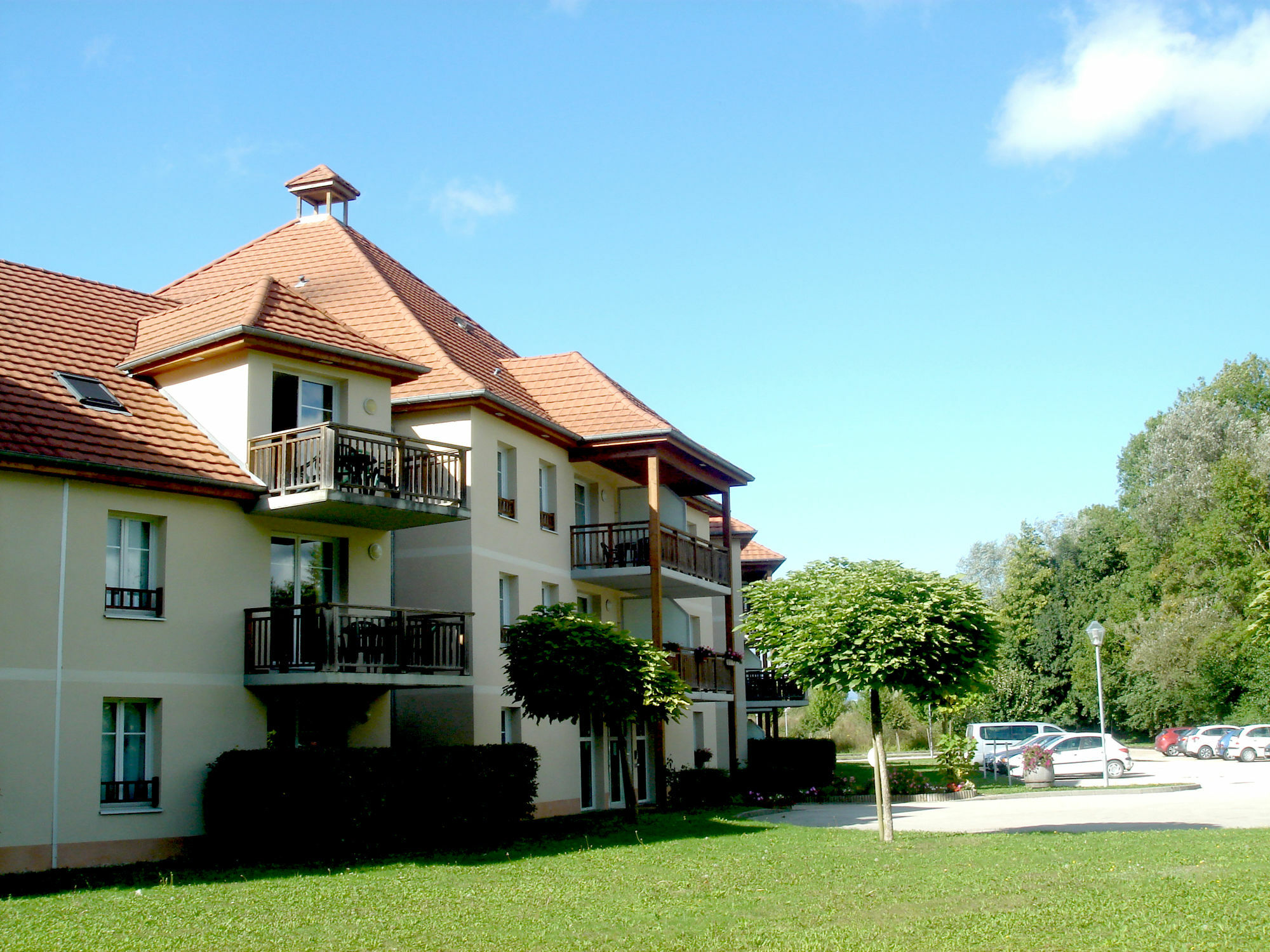 Residence Vtf Les Allees Du Green Levernois Exterior photo